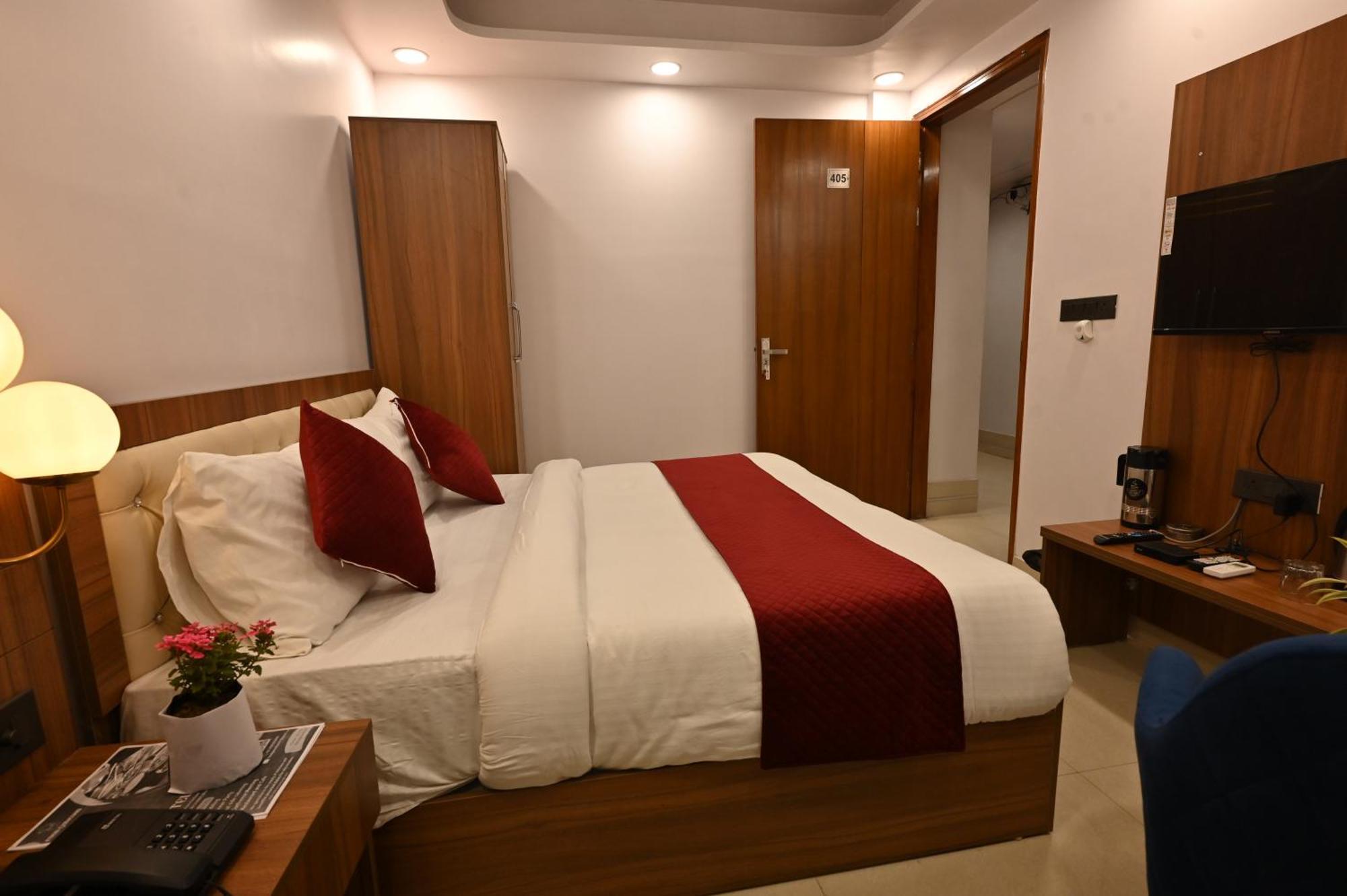 Hotel Down Town Paschim Vihar 德里 外观 照片