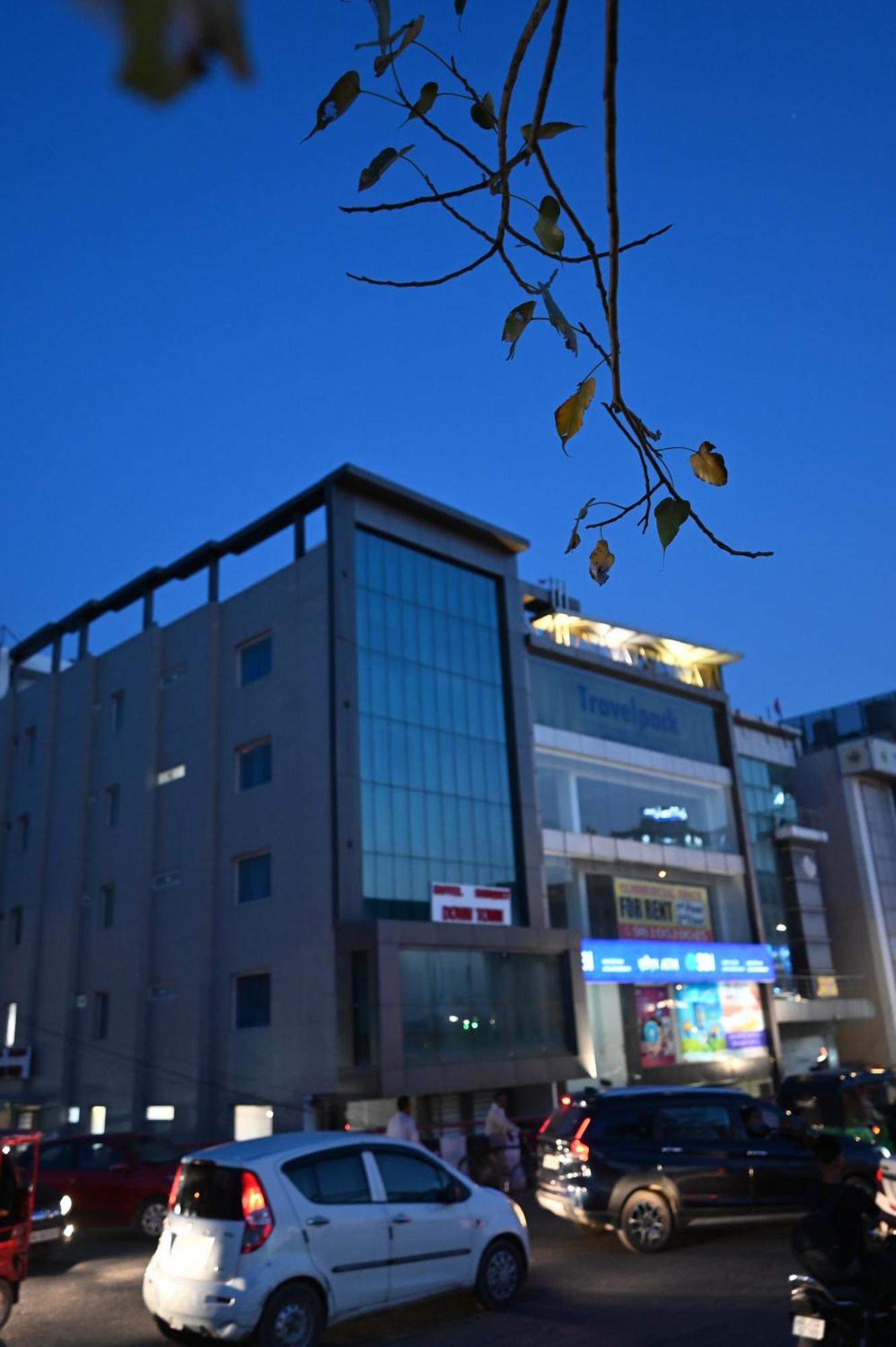 Hotel Down Town Paschim Vihar 德里 外观 照片