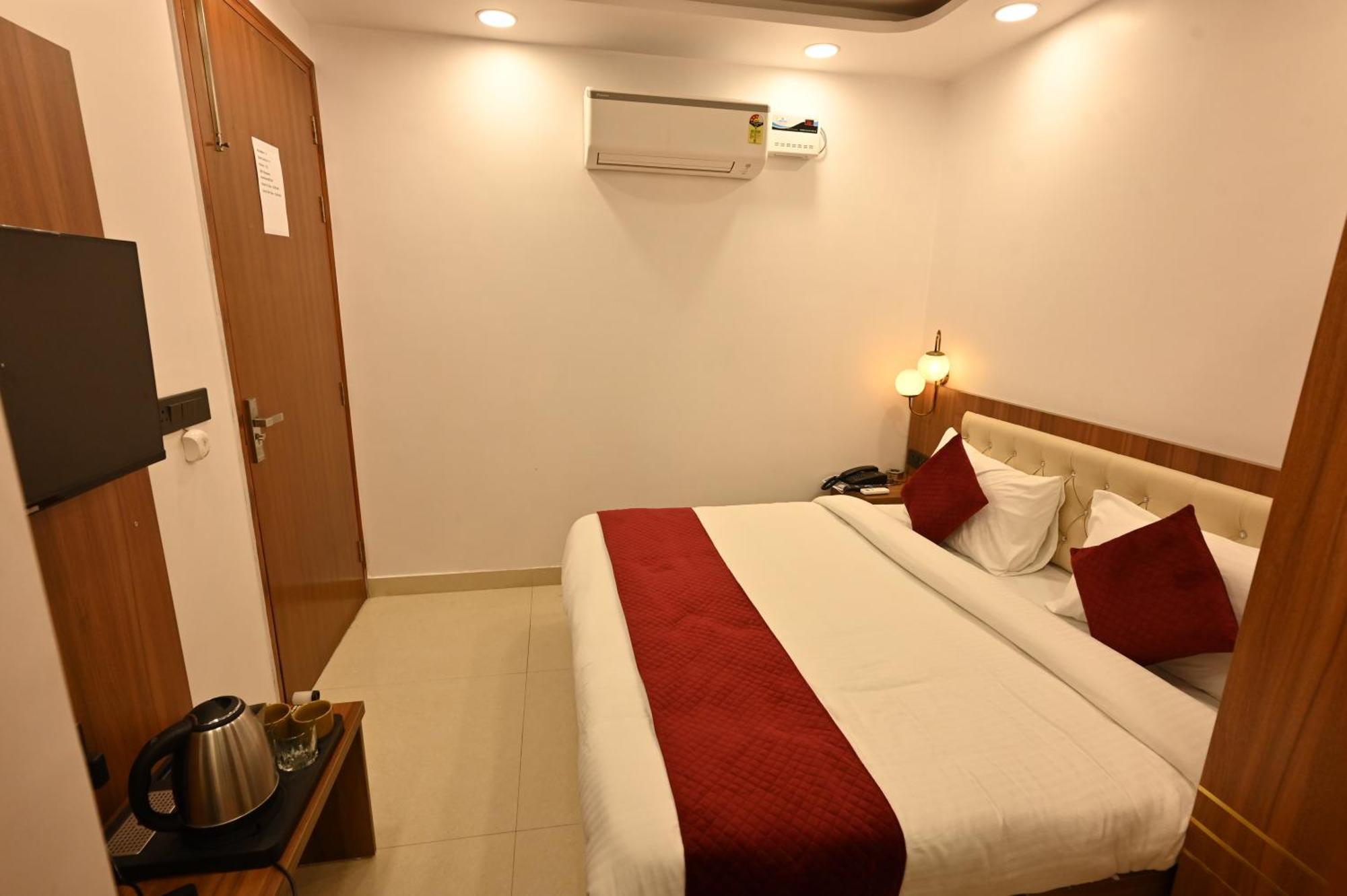 Hotel Down Town Paschim Vihar 德里 外观 照片