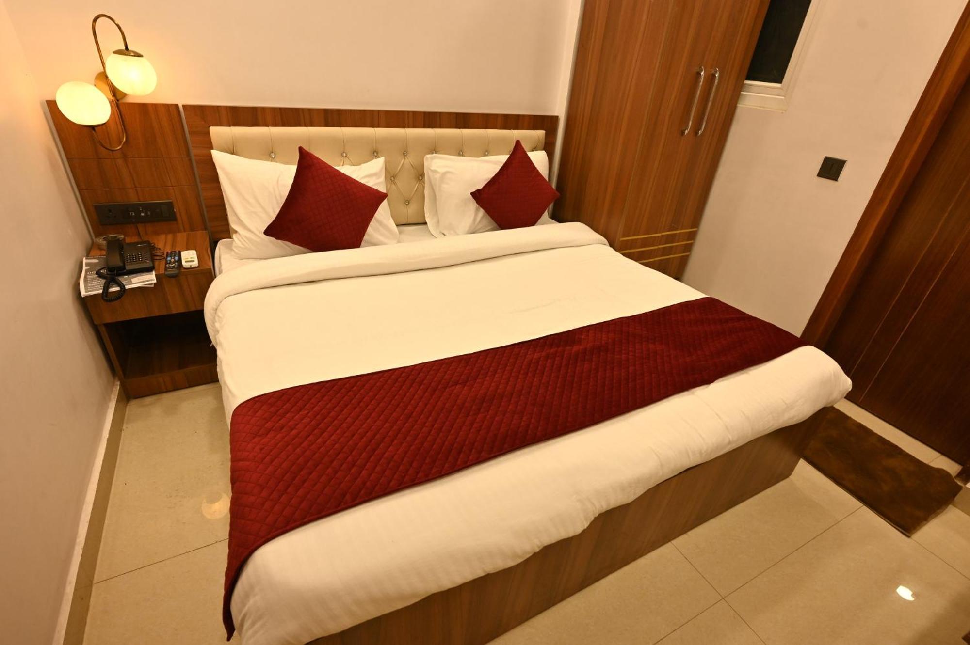 Hotel Down Town Paschim Vihar 德里 外观 照片